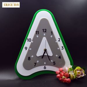 Tùy chỉnh hình tam giác treo tường Acrylic đồng hồ